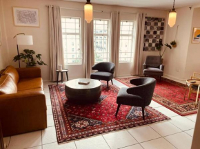 Upmarket 2-bedroom apartment in heart of Cape Town